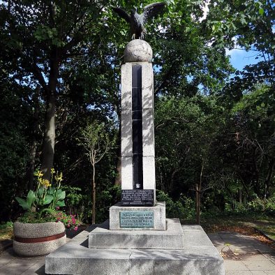 Lisi Jar, wejście za obeliskiem, Jastrzębia Góra