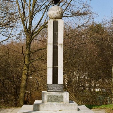 Pomnik na pamiątkę powrotu króla Zygmunta III ze Szwecji u wejścia do Lisiego Jaru przy ul. Rozewskiej